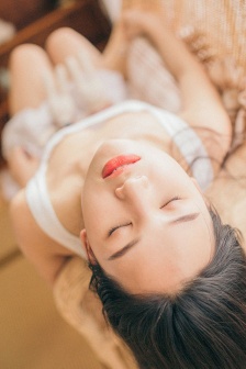 老于和淑荣把船划到河中央
